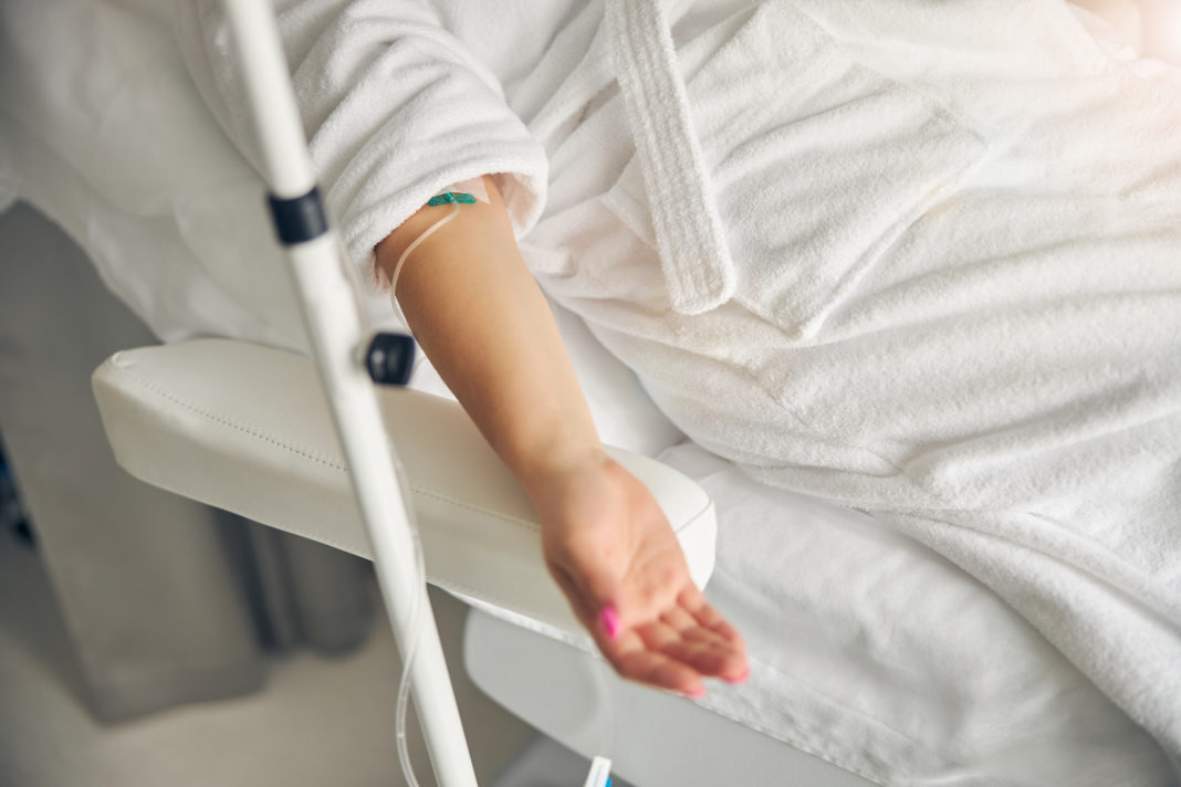 Intravenous vitamin therapy in a beauty clinic