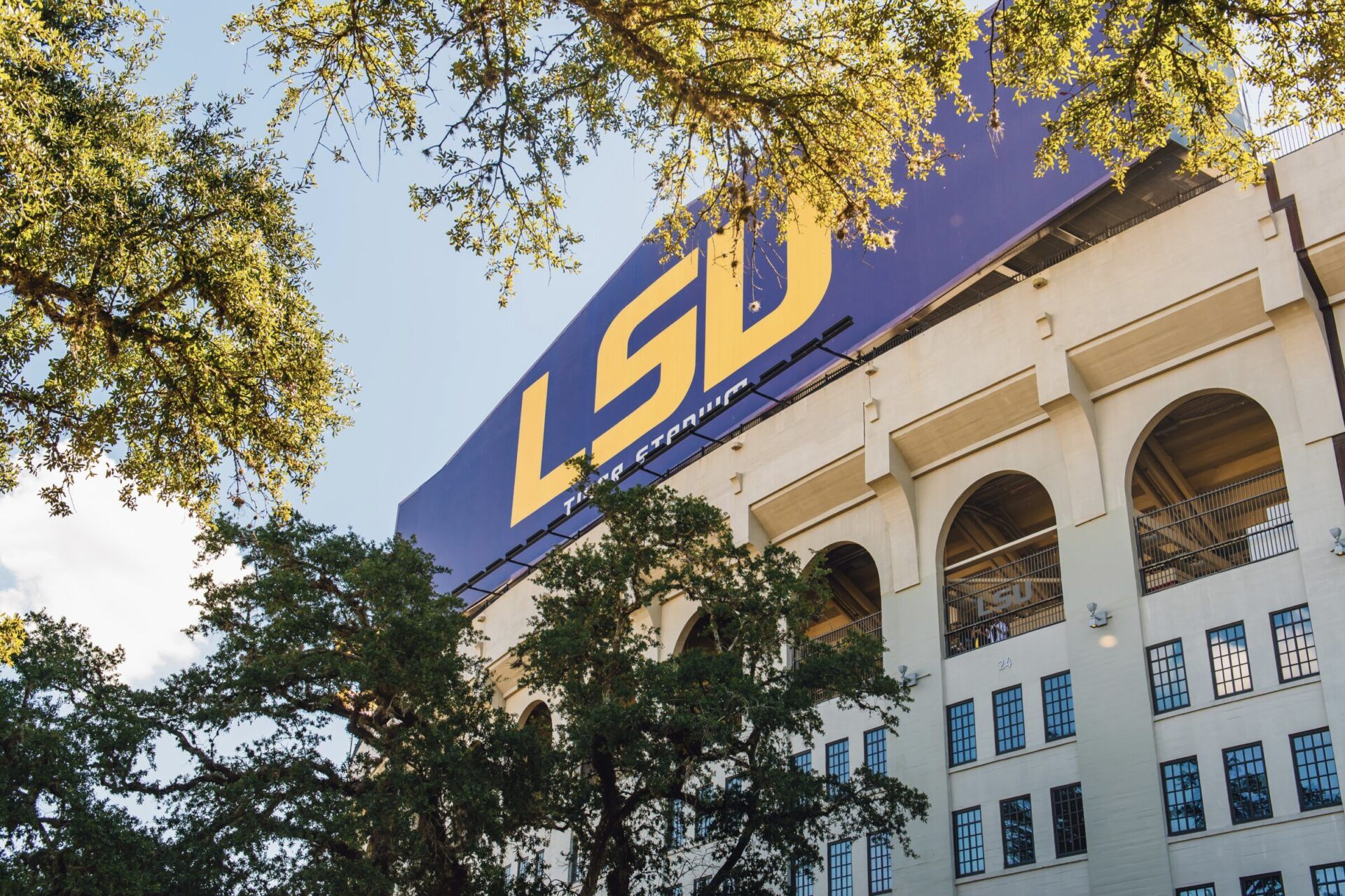 LSU quarterback signs major NIL deal before the 2024 season